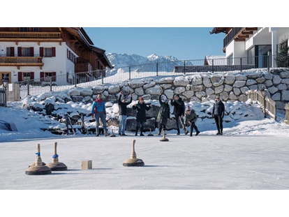 Urlaub auf dem Bauernhof - Schwimmmöglichkeit: Außenpool - Taching am See - Eisstockschießen - Feriengut Unterhochstätt