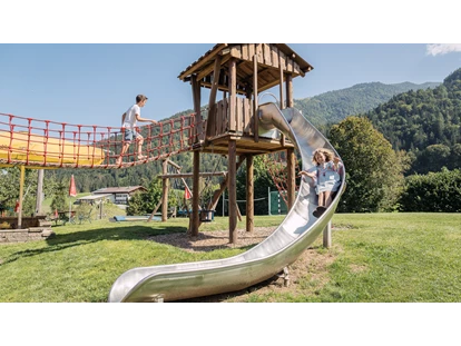 Urlaub auf dem Bauernhof - Fahrzeuge: Mähwerk - Almdorf (Saalfelden am Steinernen Meer) - Spielplatz - Feriengut Unterhochstätt