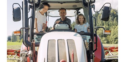 Urlaub auf dem Bauernhof - Mithilfe beim: Eier sammeln - PLZ 6233 (Österreich) - Traktorfahren - Feriengut Unterhochstätt