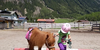 vacanza in fattoria - Urlaubsangebot: Frühlings-Angebot - Tiroler Oberland - Shetty führen für Kinder von 3-6J - Reiterhof Alpin Appart Familienhit im Frühsommer