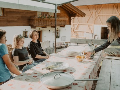 Urlaub auf dem Bauernhof - ideal für: Familien - Trentino-Südtirol - Beim Grillen in geselliger Runde - Gogerer Hof