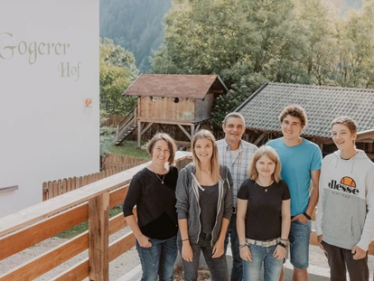 vacation on the farm - selbstgemachte Produkte: Salben - Alpen - Familie Vanzetta, Margareth, Elisabeth, Werner, Christina, Paul und Toni - Gogerer Hof