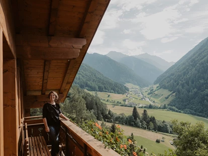 Urlaub auf dem Bauernhof - Mithilfe beim: Tiere füttern - Sand in Taufers - Balkon der Ferienwohnung Claus - Gogerer Hof