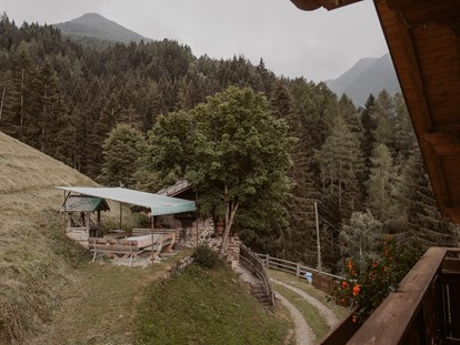 vacation on the farm - Fahrzeuge: Heuwender - Trentino-South Tyrol - Balkon der Ferienwohnung Maria mit Blick auf den Grill und den antiken Backofen - Gogerer Hof