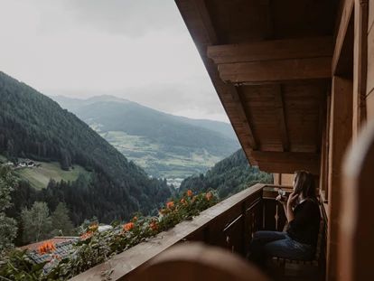 vacation on the farm - Bio-Bauernhof - Südtirol - Balkon der Ferienwohnung Tom mit Blick auf den Rosskopf - Gogerer Hof