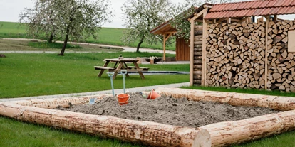 vakantie op de boerderij - ideal für: Senioren - Duitsland - Sandkasten und Picknickbänke - Raschbrunnenhof - Ökolandbau & Erholung