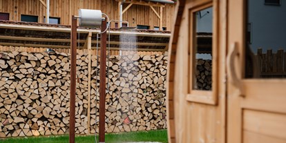 Urlaub auf dem Bauernhof - Fahrzeuge: Mähwerk - Saunabereich mit Regendusche und Kübel - Raschbrunnenhof - Ökolandbau & Erholung