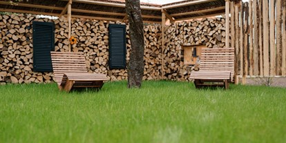 vacanza in fattoria - Mithilfe beim: Aussäen - Saunabereich mit Sonnenliegen und Sichtschutz - Raschbrunnenhof - Ökolandbau & Erholung