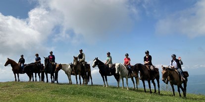 vacanza in fattoria - Tiere am Hof: Pferde - Italia - Wanderreitgruppe unterwegs - Agriturismo Casa Bivignano - Toskana