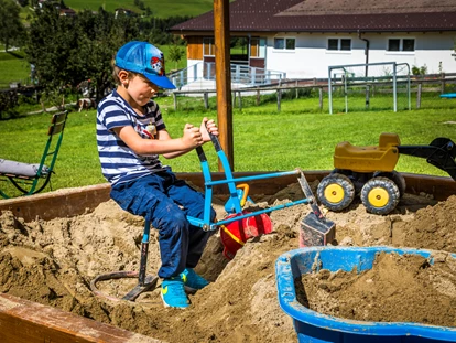 Urlaub auf dem Bauernhof - Traktor fahren - Steinbach (Bruck an der Großglocknerstraße) - großer Spielplatz, neu Wasserspielplatz.... - Baby- und Kinderferienbiobauernhof Sinnhubbauer