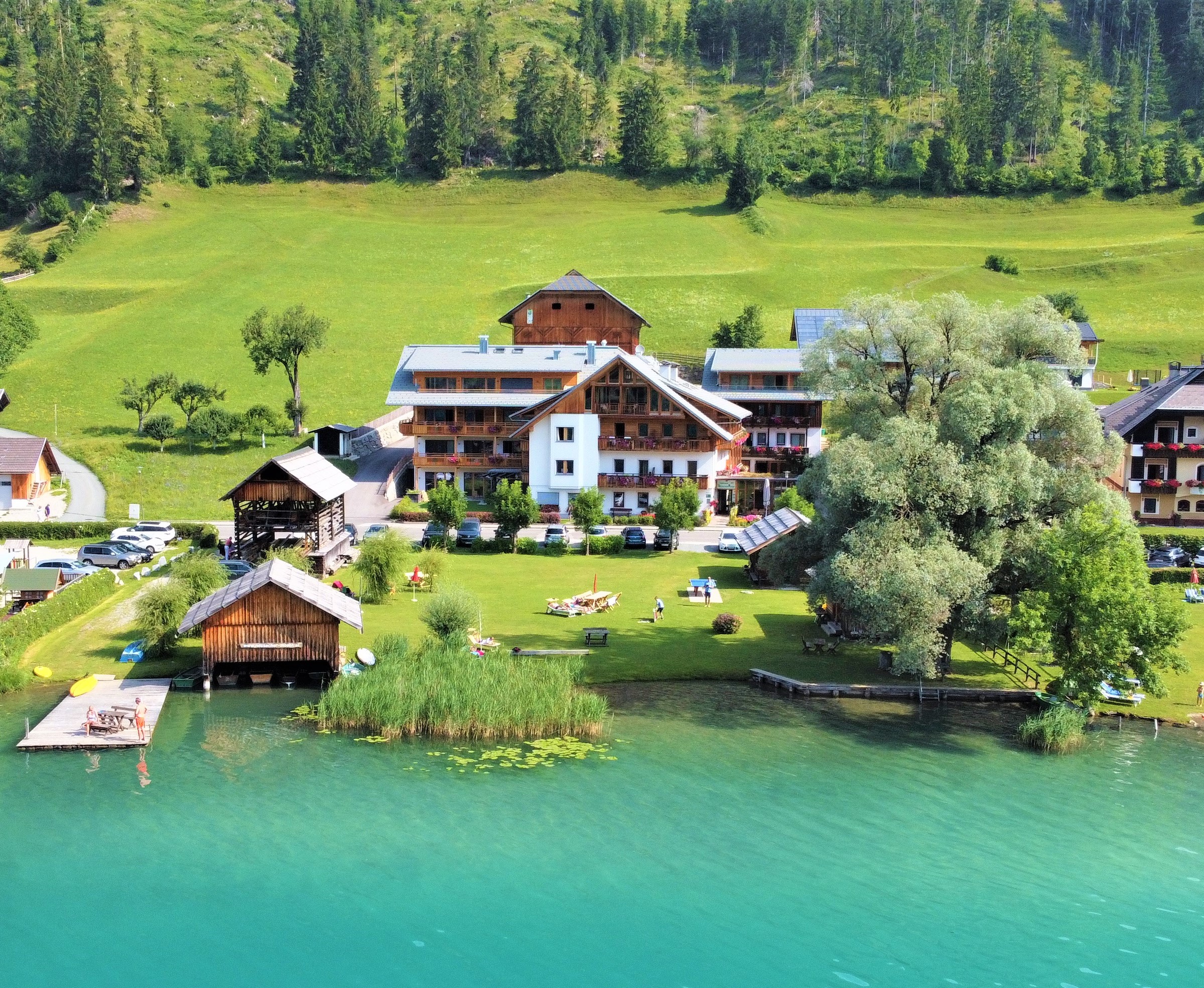 Ferien Bauernhof - Hausfoto Sommer mit Strand und See - Ferienhof Neusacher-Moser