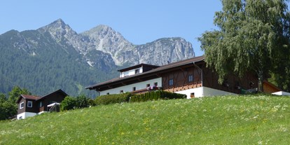 Urlaub auf dem Bauernhof - Jahreszeit: Frühlings-Urlaub - Tirol - Lage direkt in grünen Wiesen. - Nockhof