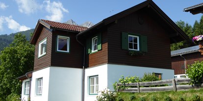 vacation on the farm - Umgebung: Urlaub in den Wäldern - Weer - In diesem kleine Häuschen befinden sich die Wohnungen. - Nockhof