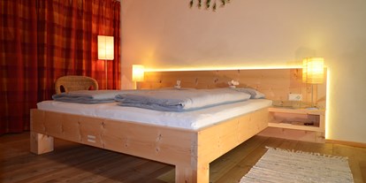 Urlaub auf dem Bauernhof - Frühstück - Wertach - Schlafzimmer mit Zirbenholzmöbel - Villa Natur