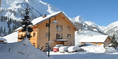 Urlaub auf dem Bauernhof - Mithilfe beim: Tiere füttern - Vorarlberg - Winterfoto - Villa Natur