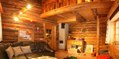 Urlaub auf dem Bauernhof - ideal für: Senioren - Tirol - Kinderspielzimmer über zwei Etagen in unserer gemütlichen Blockhütte - Tobadillerhof Kinderbauernhof