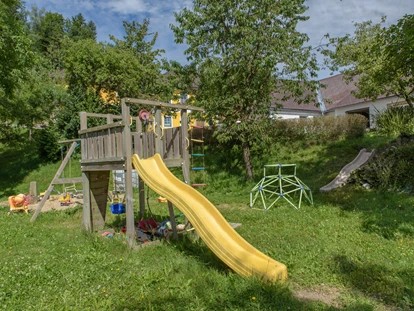 Urlaub auf dem Bauernhof - ideal für: Pärchen - Jörgerberg - Spielplatz vorm Haus
 - Hochgattern