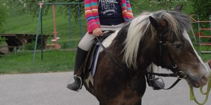 Urlaub auf dem Bauernhof - Spielplatz - Neustift im Mühlkreis - Pony Susi mit Iris - Hochgattern