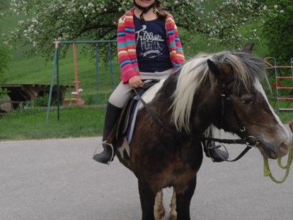 vacation on the farm - Spielplatz - Upper Austria - Pony Susi mit Iris - Hochgattern