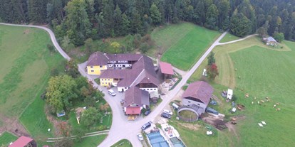 Urlaub auf dem Bauernhof - Oberösterreich - unser Hof  aus der Vogelperspektive - Hochgattern