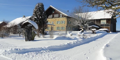 dovolenka na farme - Schwimmmöglichkeit: Badesee - Berndorf bei Salzburg - Spuren im Schnee zum aicherbauer - Baby- und Kinderhof Aicherbauer