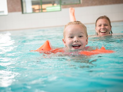 Urlaub auf dem Bauernhof - Tirol - Jede Woche Kinderschwimmkurs, Babyschwimmen.
Schwimmprüfungen werden abgenommen - Familotel Landgut Furtherwirt