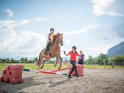 Urlaub auf dem Bauernhof - Tagesausflug möglich - Bsuch - Wir bieten Reitkurse für kleine und große Reiter, für Anänger und Fortgeschrittene - und der "kleine Maxi" freut sich auf das "Pony-Taxi" - Familotel Landgut Furtherwirt