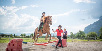 Urlaub auf dem Bauernhof - Thierbach - Wir bieten Reitkurse für kleine und große Reiter, für Anänger und Fortgeschrittene - und der "kleine Maxi" freut sich auf das "Pony-Taxi" - Familotel Landgut Furtherwirt
