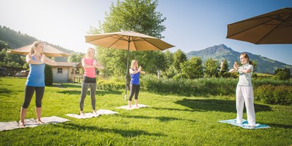 Urlaub auf dem Bauernhof - Schwimmen - Tiroler Unterland - Thai Yoga im Rahmen unseres Sport-Programmes - Familotel Landgut Furtherwirt