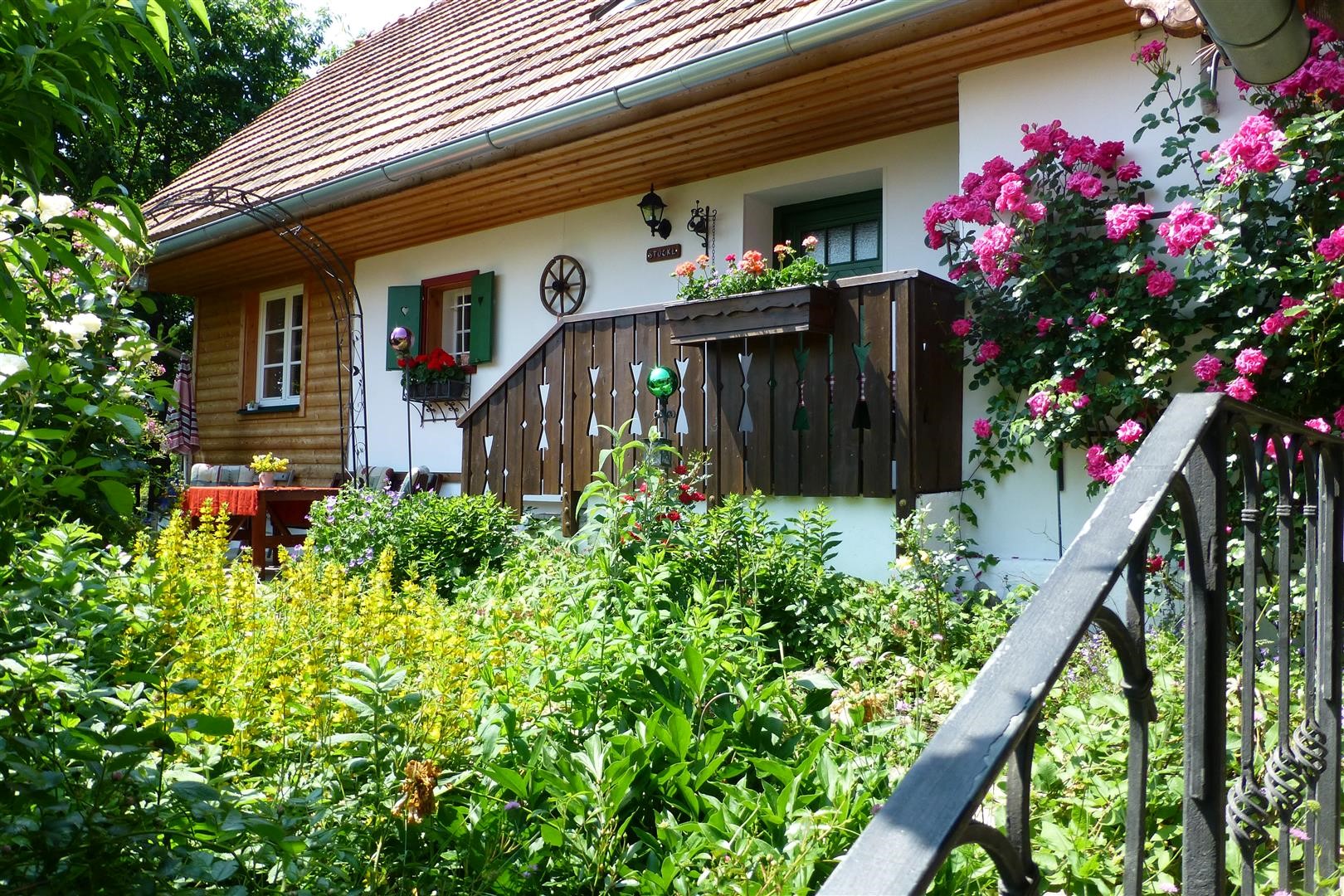 Ferien Bauernhof - Romantikstöckl mit ostseitiger Terrasse

Das urige Ferienhaus für 1 – 5 Personen
Gemütlich, romantisch und urig – Ihr Rückzugsort im Naturgarten
Erleben Sie Erholung pur in unserem charmanten Ferienhaus, eingebettet in einen idyllischen Naturgarten. Mit viel Liebe zum Detail eingerichtet, bietet es Ihnen Komfort und eine einzigartige Atmosphäre – perfekt für eine Auszeit vom Alltag.

Erdgeschoss – Wohlfühlen und Genießen
Einladende Diele mit Infrarotkabine für entspannte Momente.
Voll ausgestattete Küche mit E-Herd (Ceranfeld & Backrohr), Dunstabzug, Kühlschrank mit Tiefkühlfach, Geschirrspüler, Wasserkocher und Melitta-Kaffeemaschine (auf Wunsch Nespresso).
Gemütliche Essecke mit Kredenz und direktem Übergang zur lichtdurchfluteten Veranda mit Kaminfeuer, Ausziehcouch und Essbereich. Genießen Sie hier den traumhaften Ausblick in den Naturgarten.
Modernes Badezimmer mit WC, Dusche und Waschmaschine.
Zwei überdachte Terrassen:
Ostseitig – ideal für ein Frühstück in der Morgensonne.
Westseitig – der perfekte Platz für eine gemütliche Teepause am Nachmittag.
Obergeschoss – Entspannung mit Ausblick
Wohn-Schlafzimmer mit drei Einzelbetten, 2er-Sofa, Couchtisch und Sat-TV – ein helles Durchgangszimmer zum Träumen und Entspannen.
Abgeschlossenes Zirben-Schlafzimmer mit Doppelbett, Sat-TV und herrlichem Blick in den Obstgarten.
Genießen Sie die Ruhe, die Natur und den besonderen Charme unseres Ferienhauses – ein Ort, an dem Sie sich sofort wohlfühlen werden!


 - Altes Gehöft am Lormanberg