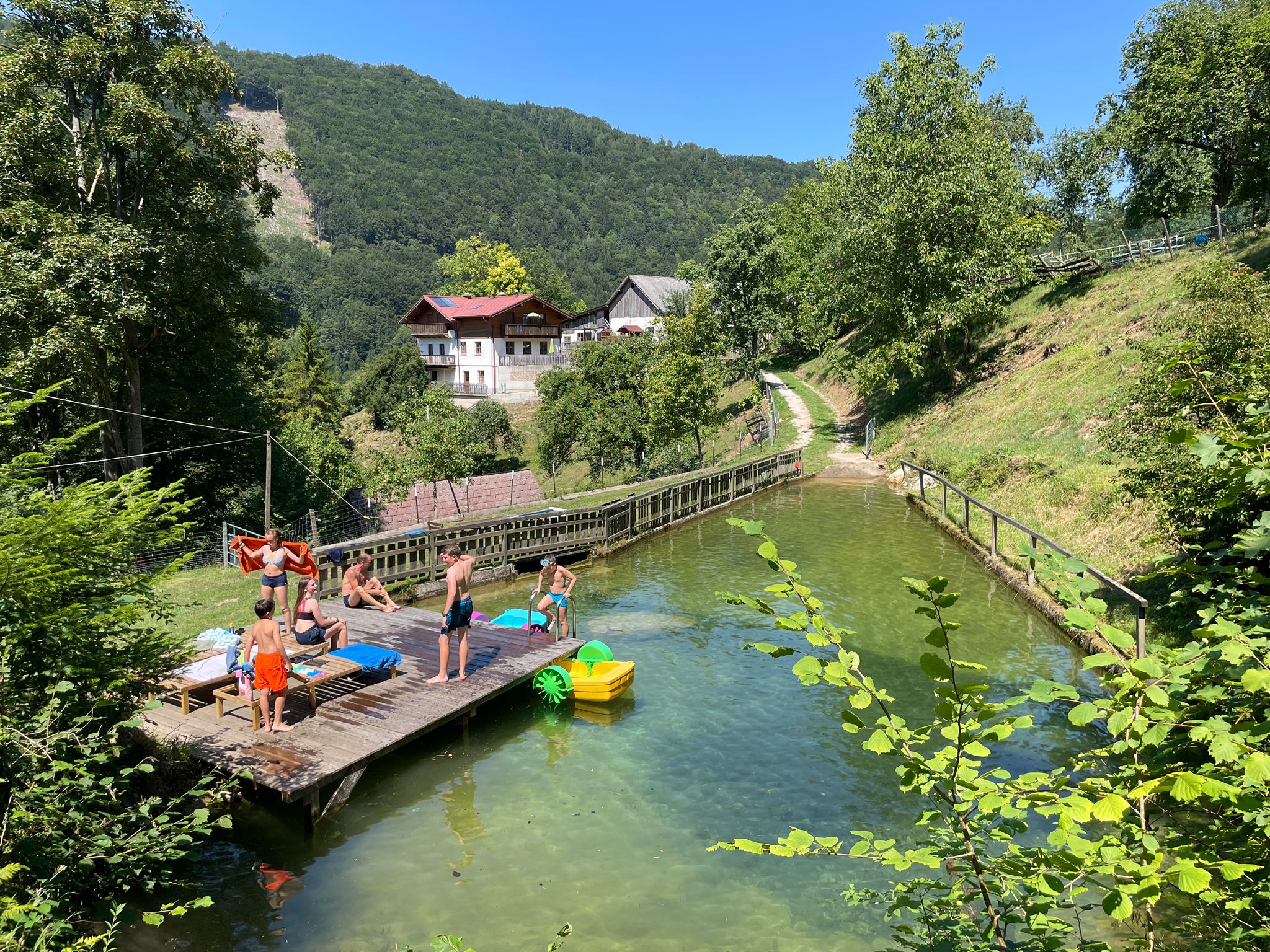 Urlaub auf dem Bauernhof - Lagerfeuerstelle - Hofeigener Quellwasserteich  - Büchlhof 