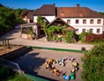 Ferien Bauernhof: Hausansicht des Hotels, mit Blick auf den Abenteuerspielplatz - Die Hochrieß