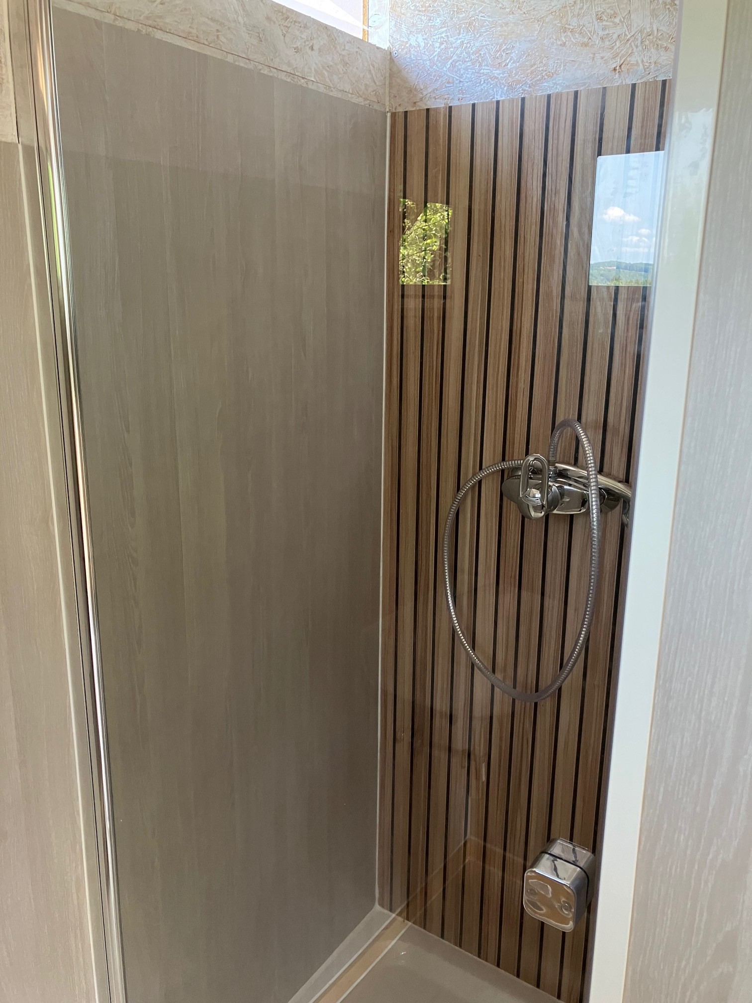 Ferien Bauernhof: Blick in die Dusche - Freude an Alpakas - Sommer