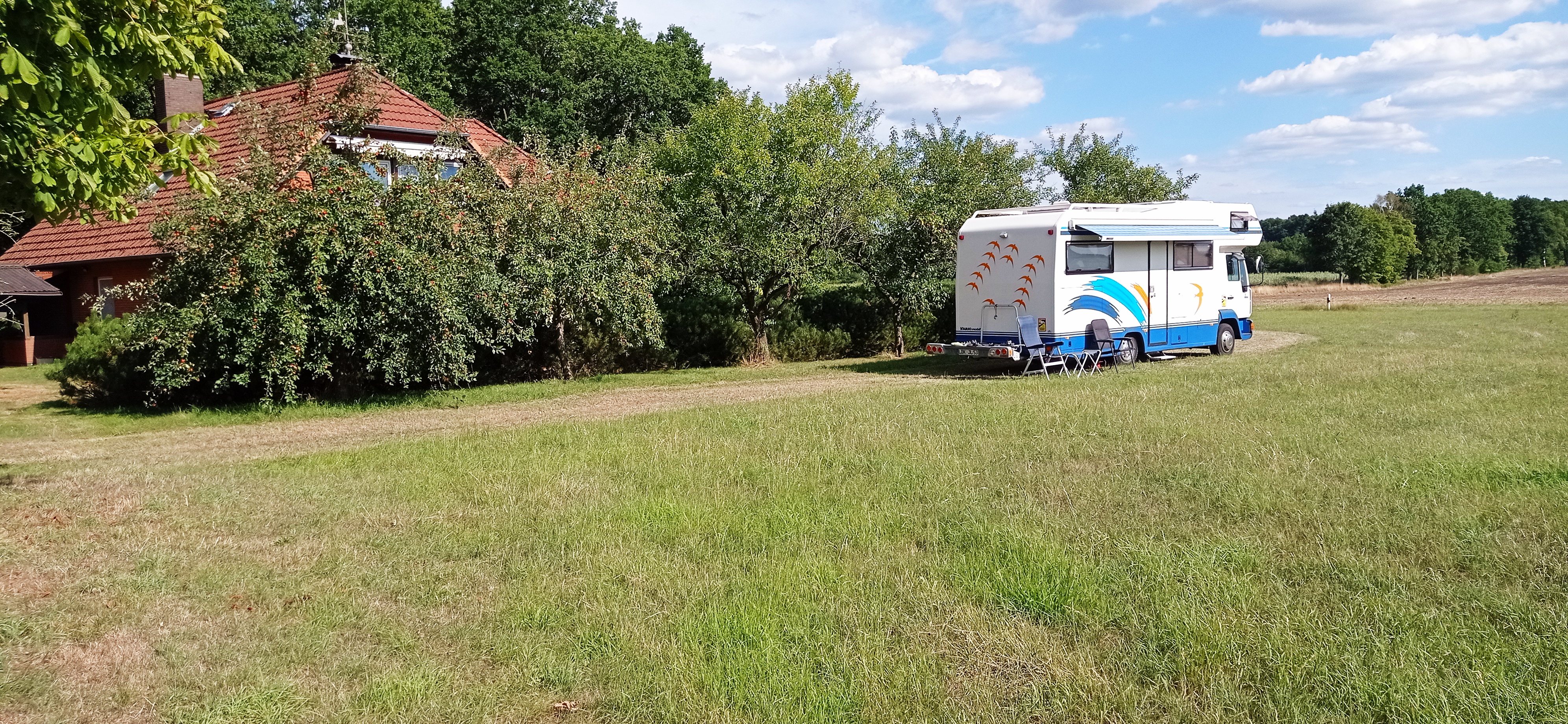 Ferien Bauernhof: Stellplatz an den Obstbäumen - www.wohnmobilstellplätzehebersurbostel.de