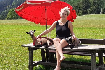 Ferien Bauernhof: Die Zwergziegen Lilly und Schnucki genießen die Sonne - Brigitte und Martin Weichbold
