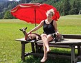 Ferien Bauernhof: Die Zwergziegen Lilly und Schnucki genießen die Sonne - Brigitte und Martin Weichbold