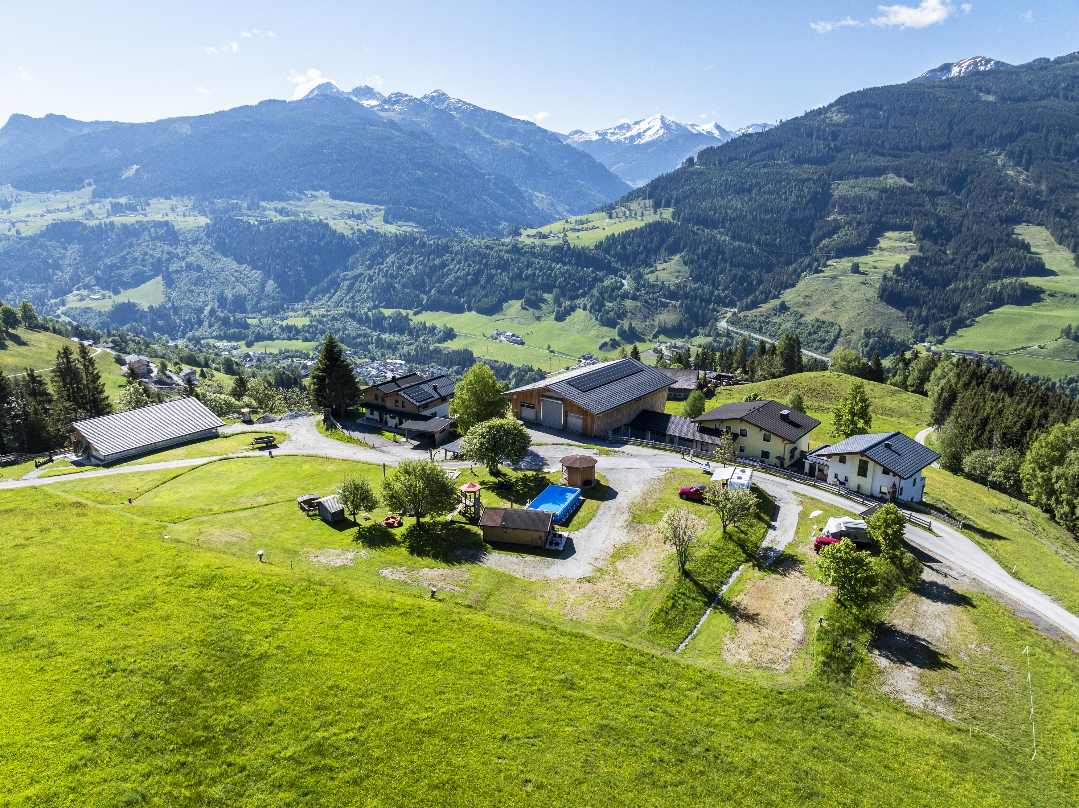 Urlaub auf dem Bauernhof - Oberhasenberghof mit Blick Richtung Taxenbach Ortszentrum & Raurisertal - Bergbauernhof Familienparadies Oberhasenberghof