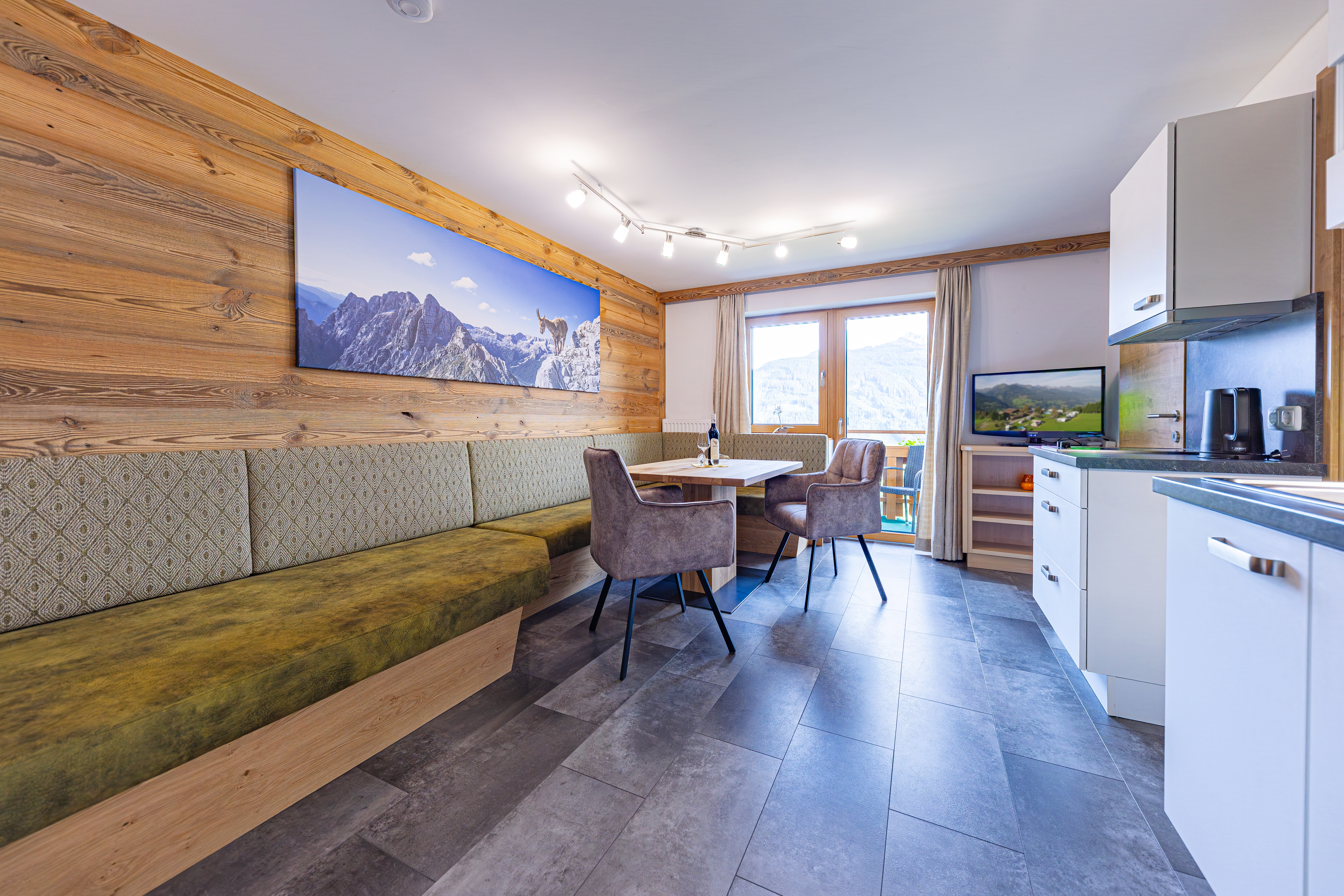 Urlaub auf dem Bauernhof - Wohnküche der Ferienwohnung "Sternenhimmel" mit Balkon - Bergbauernhof Familienparadies Oberhasenberghof