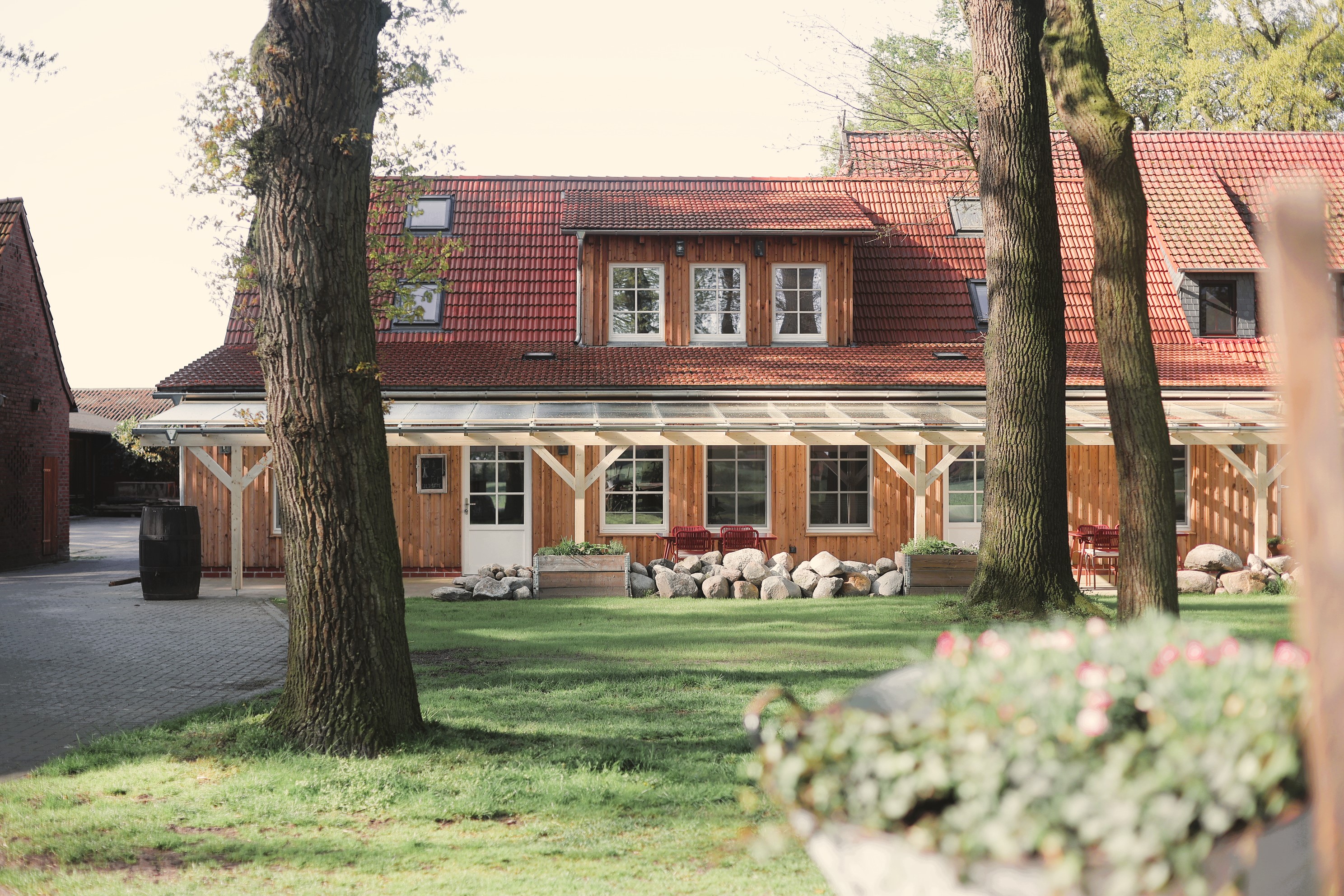 vacation on the farm - Tiere am Hof: Katzen - Frontseite unserer Ferienwohnungen und das erste, was du siehst, wenn du auf den Hof kommst.  - Eichengeflüster bei Johanna Renzelmann 