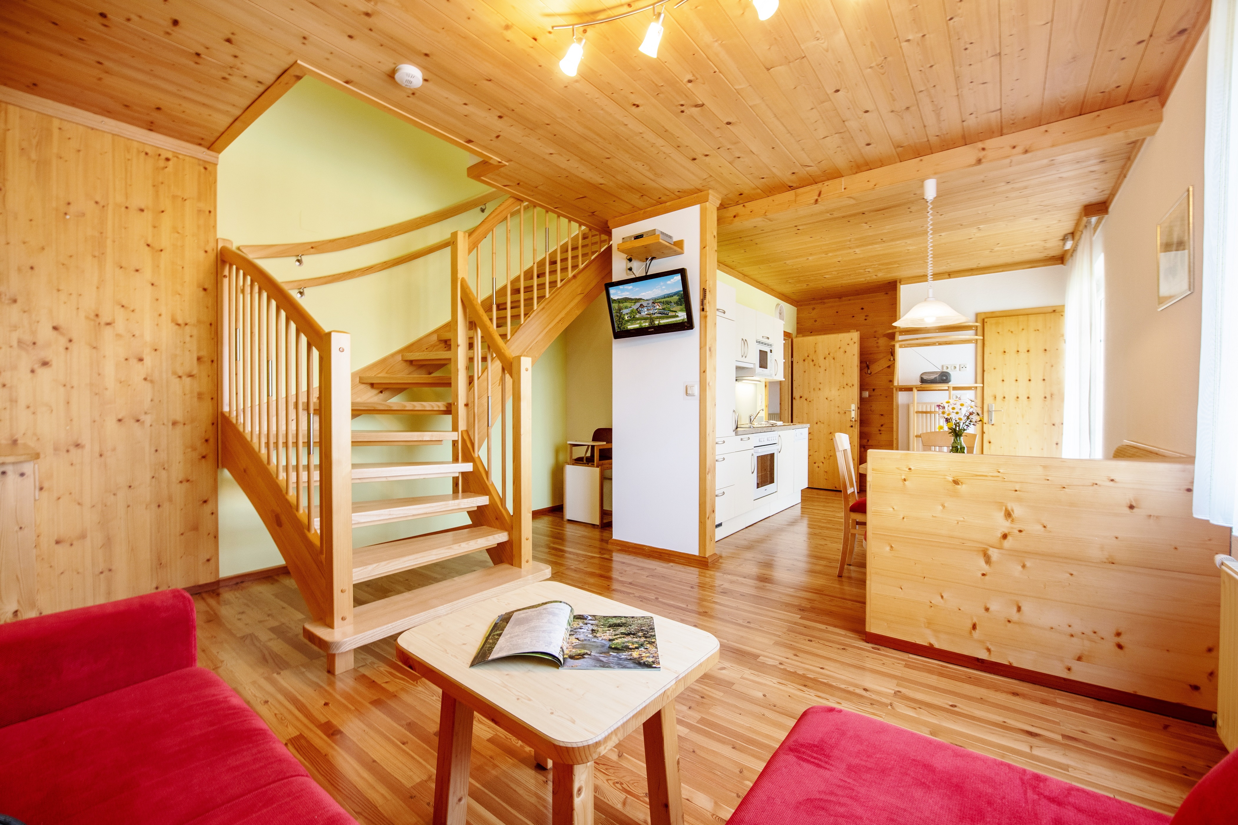 odmor na imanju - Ferienwohnung Morgenrot. Perfekt für große Familien die es gemütlich lieben. Ein Frühstück im Garten mit einem herrlichen Blick in die Oststeiermark. was will man mehr.  - Kindererlebnis-Bauernhof Perhofer Frühlingserwachen: Bleib 7 - Zahl 6