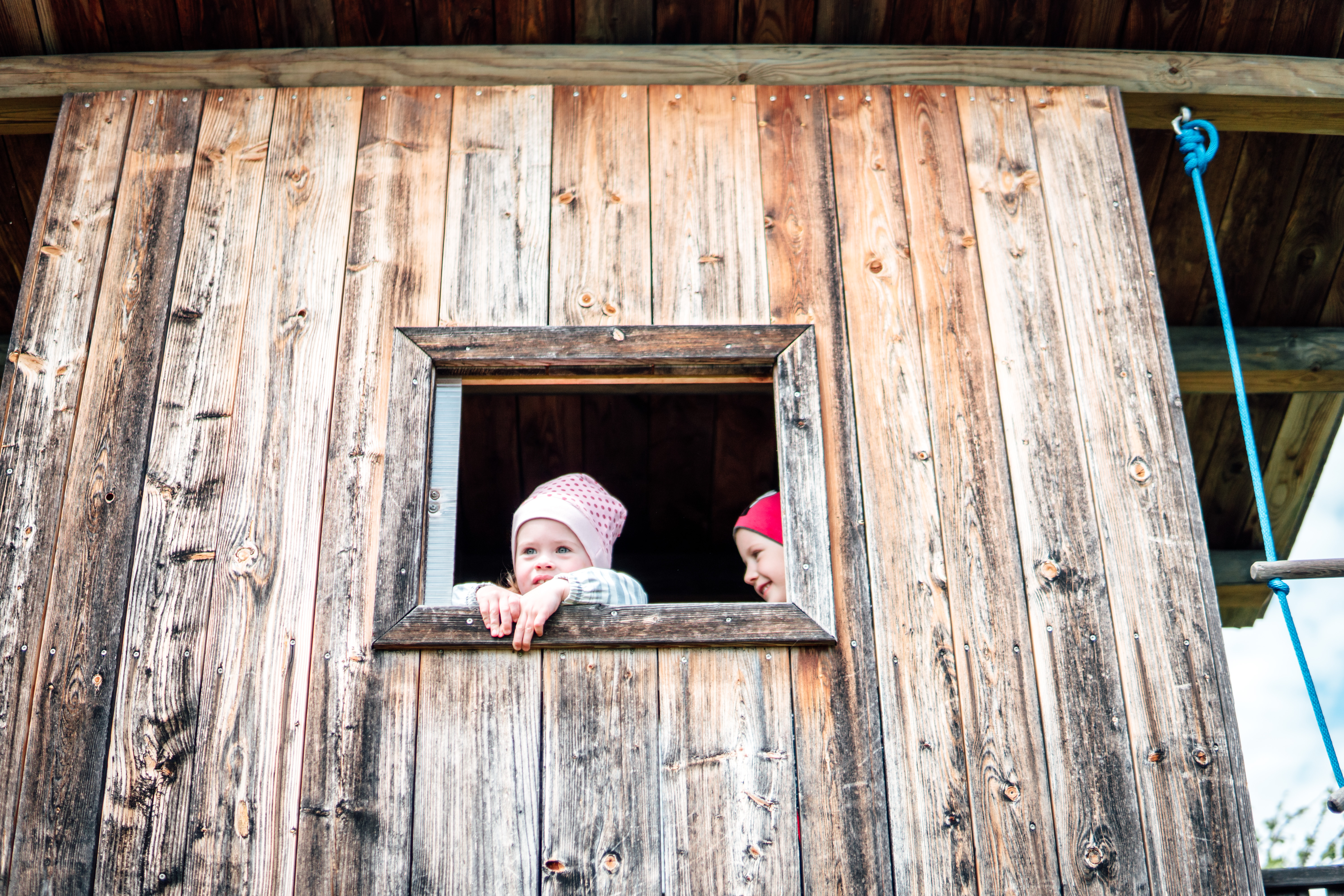 odmor na imanju - Beobachten was die Kinder am Kinderspielplatz von Ferienwohnungen Perhofer so treiben. Am Besten geht das natürlich vom Hochhaus.  - Kindererlebnis-Bauernhof Perhofer Frühlingserwachen: Bleib 7 - Zahl 6