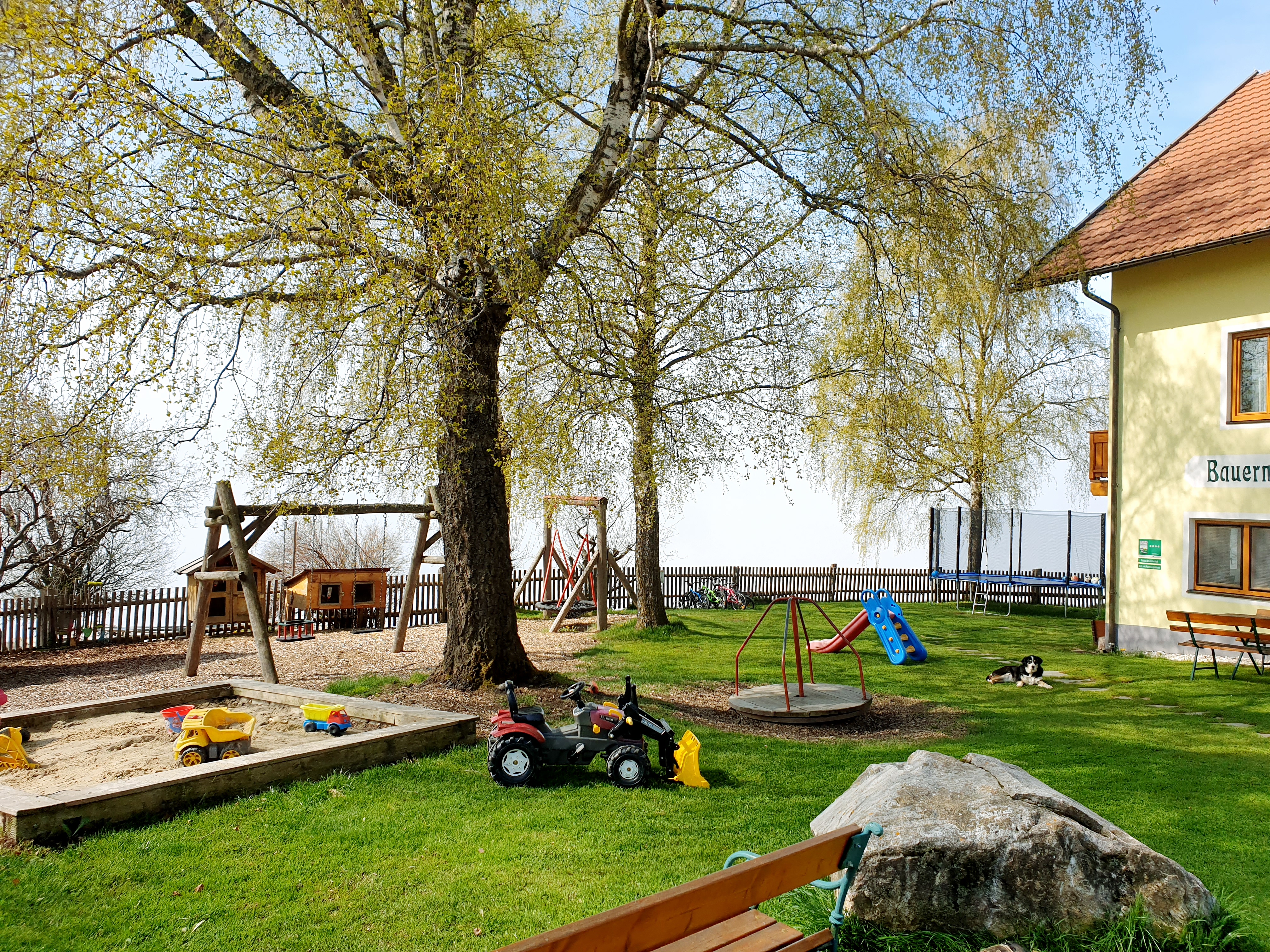 počitnice na kmetiji - Urlaub auf der Alm - Spielplatz mit Sandkiste, Schaukel, Trampolin, Kreisel, Spielhaus, Trettraktoren am Urlaubsbauernhof in Kärnten - Bauernhof Pension Juri