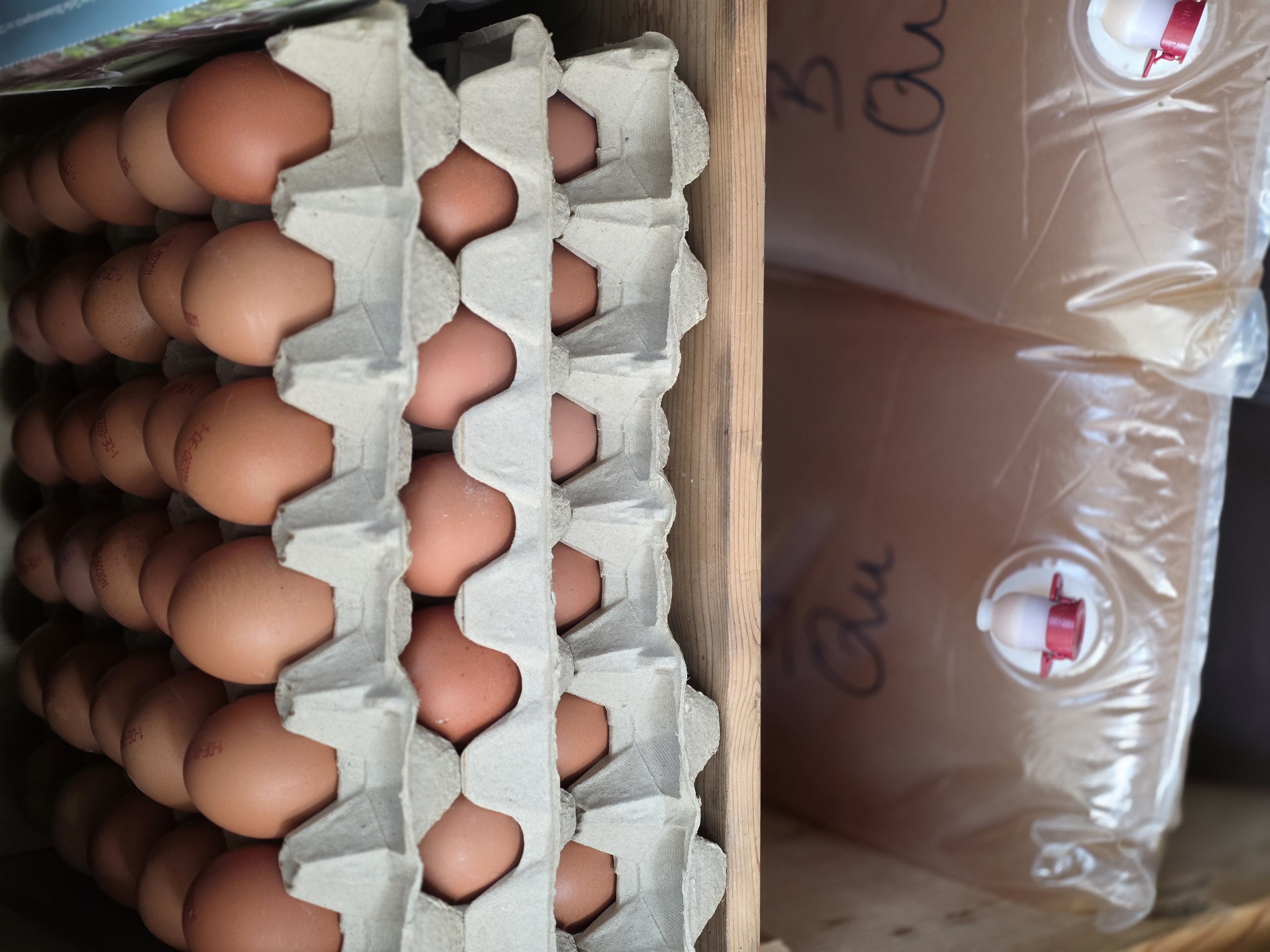 Ferien Bauernhof: Unser kleiner Hofladen mit Eier, Säften, Honig, Chips vom Kartoffelbauern usw.. - Ferienhof Schmelcher