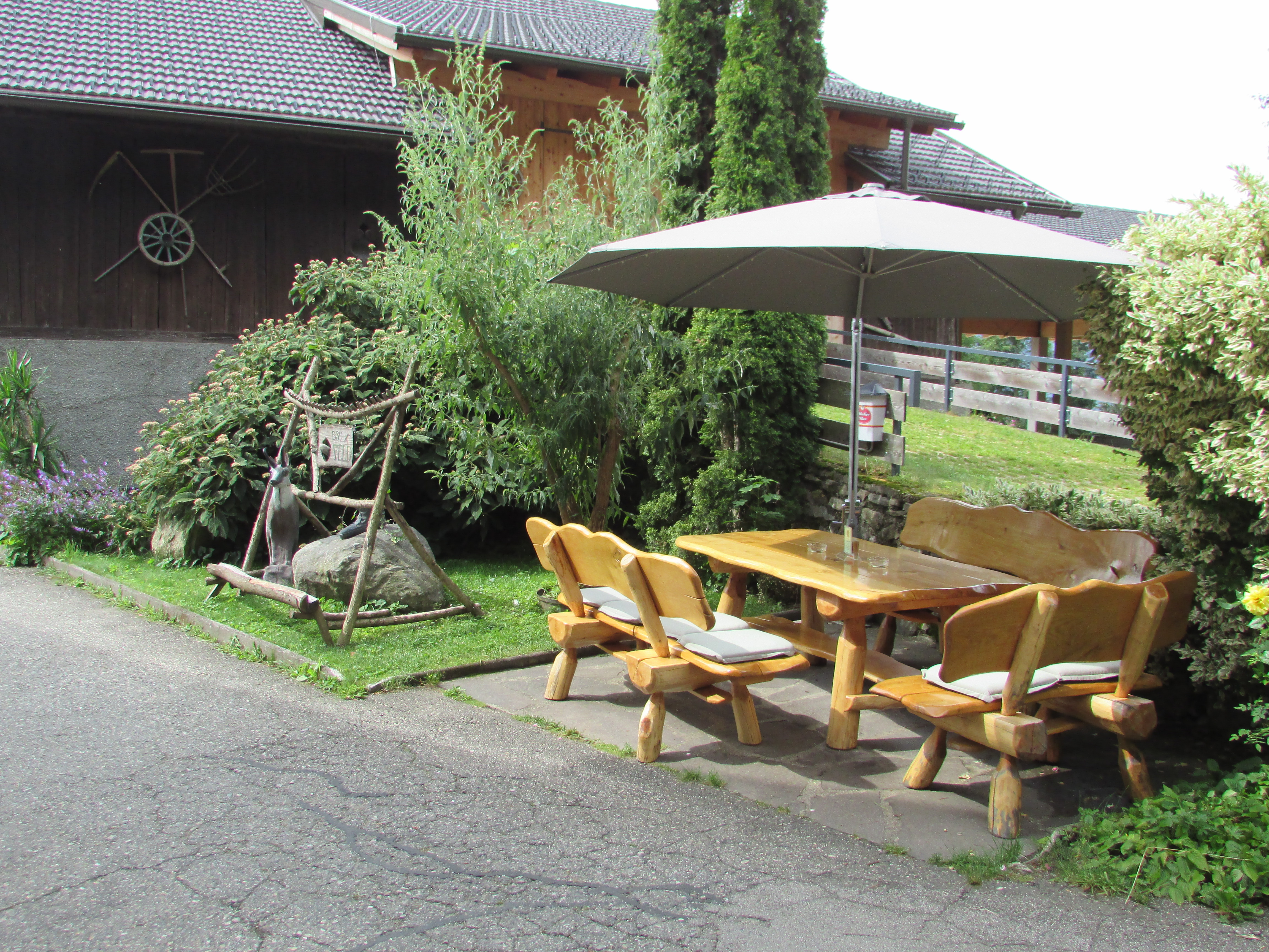 Ferien Bauernhof: Gemütliche Sitzecke vorm Haus - Waldpension Ranner