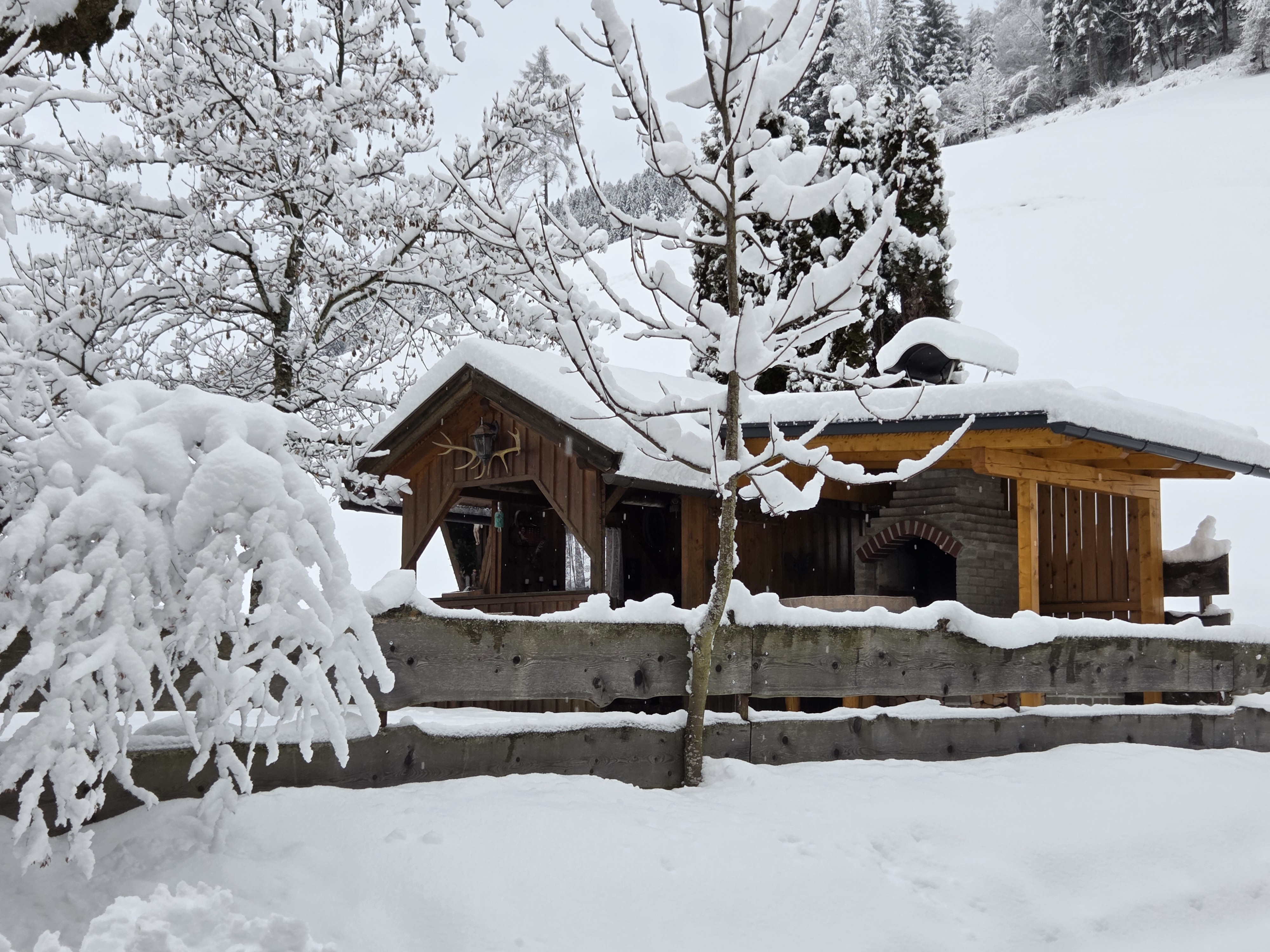 Ferien Bauernhof: Garten im Winter. - Waldpension Ranner
