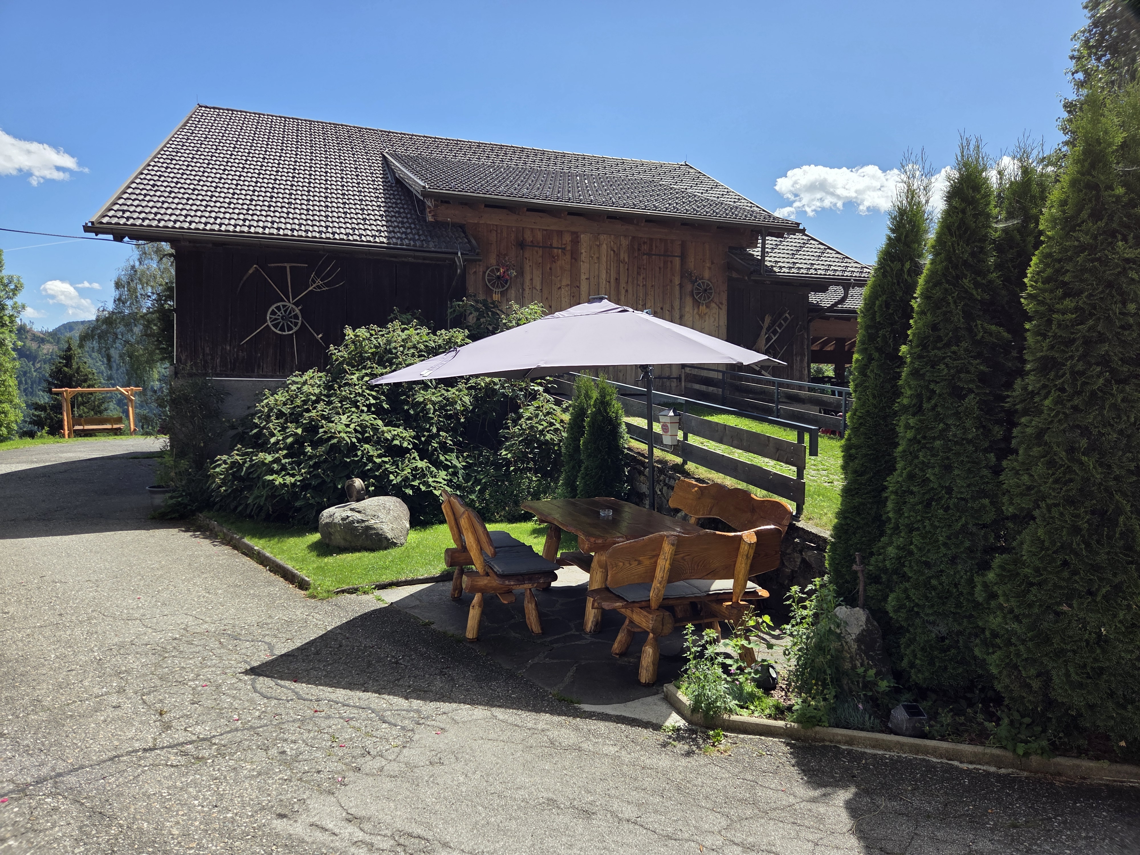 Ferien Bauernhof: Sitzecke vorm Haus - Waldpension Ranner