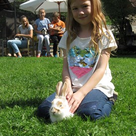 Ferien Bauernhof: Kaninchen und Kinder - Bio-Bauernhof Auernig