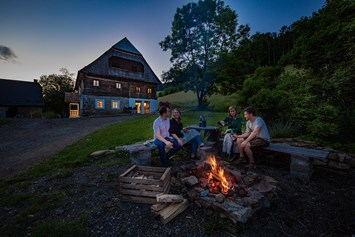 Ferien Bauernhof: Bauernhaus mit Lagerfeuerstelle - Adelwöhrer