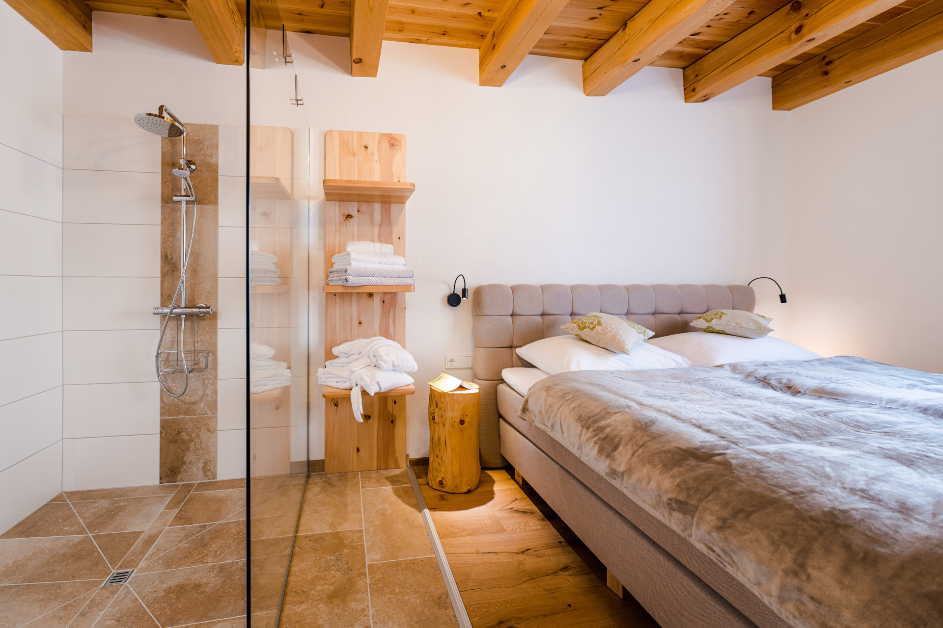 Unterkunft: Schlafzimmer mit Dusche und Waschbecken im Kieferchalet - Hochleben Chalets