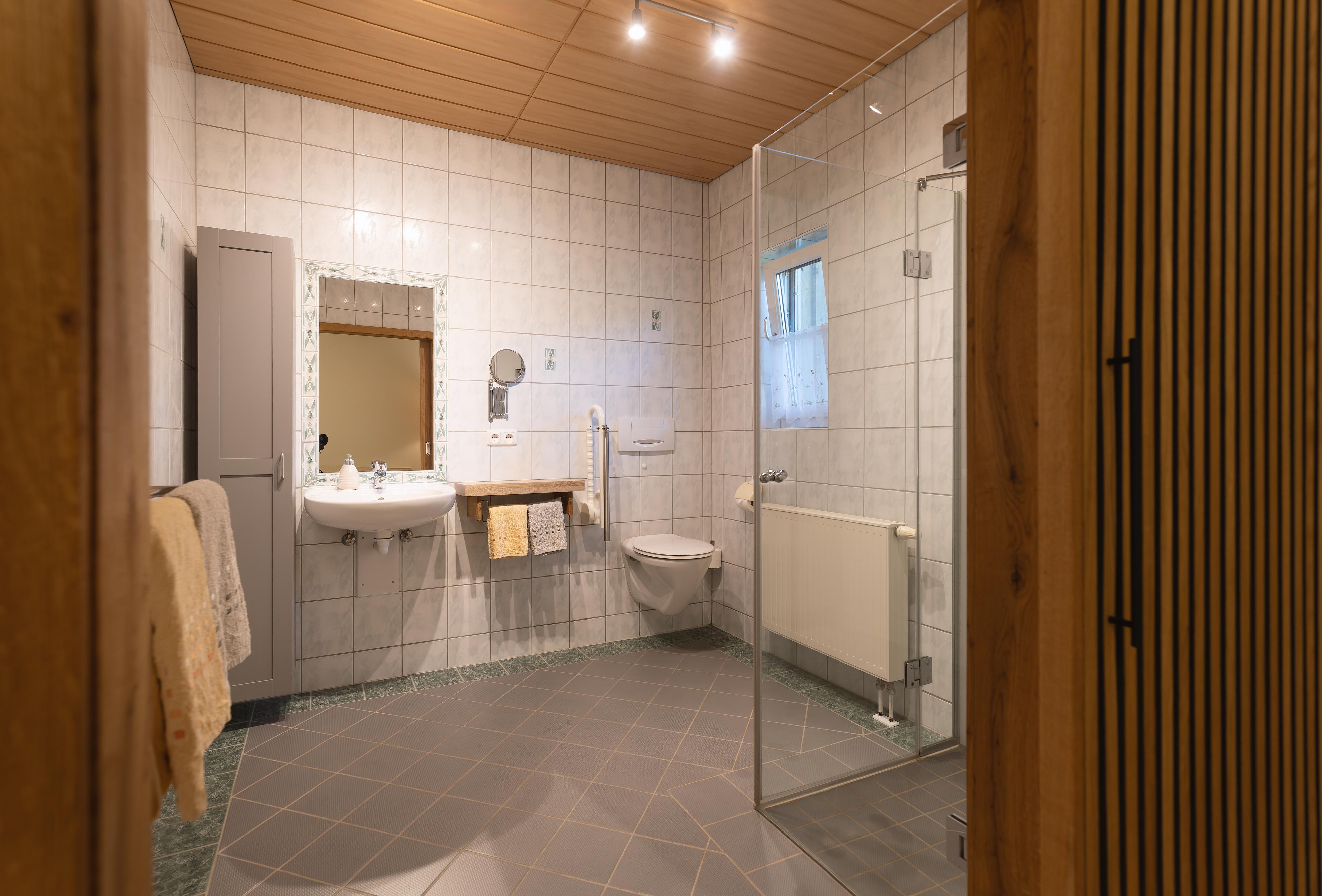 počitnice na kmetiji - Štajerska - Großes, geräumiges Badezimmer mit Fenster.  - Landhaus Bender  Frühlingsangebot